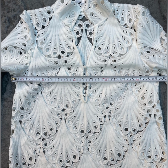 guipure lace dress with a large pattern White Eyelet - Picture 8 of 11